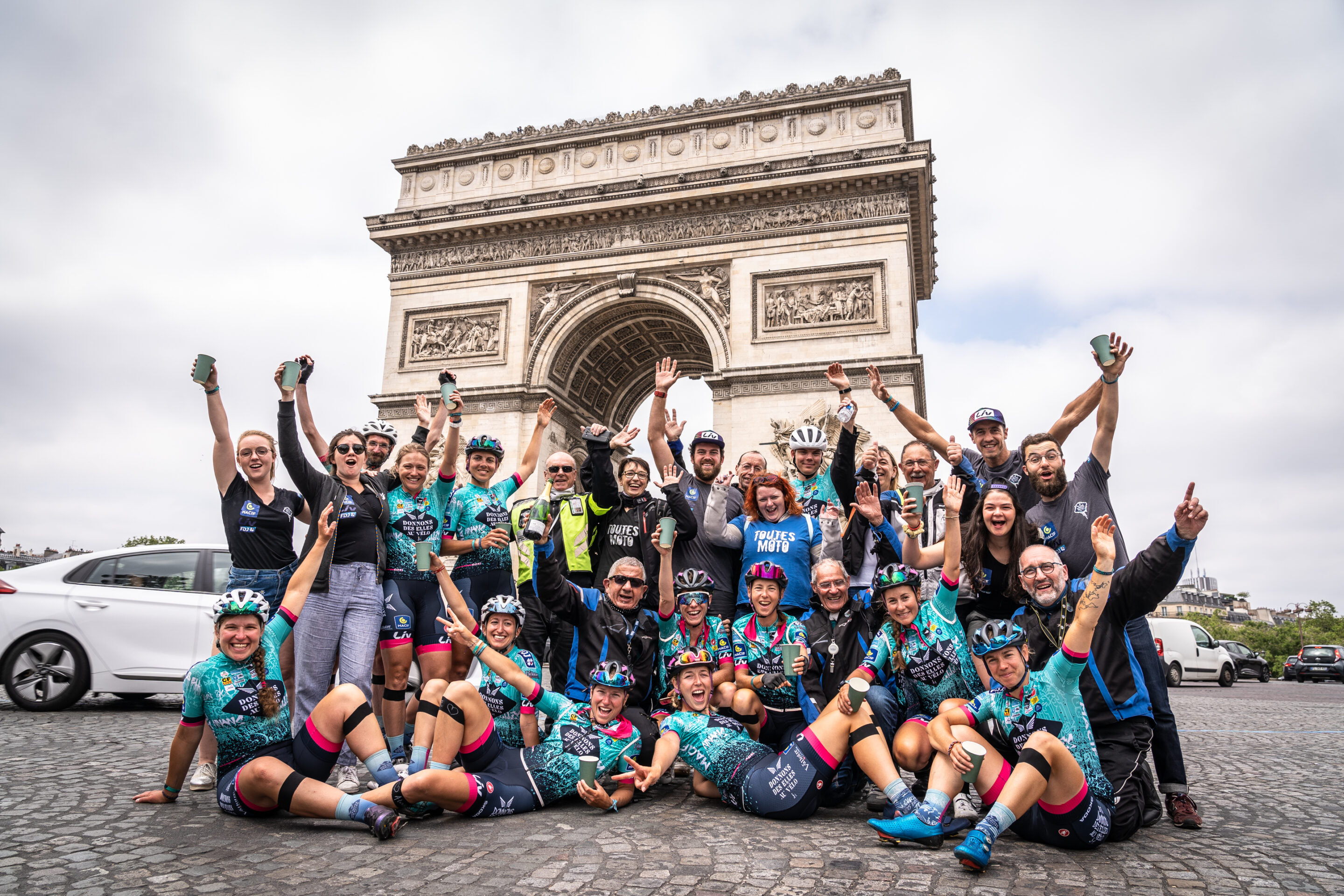 Photos de Groupe de Donnons des Elles au Velo J-1 devant l'Arc de Triomphe
